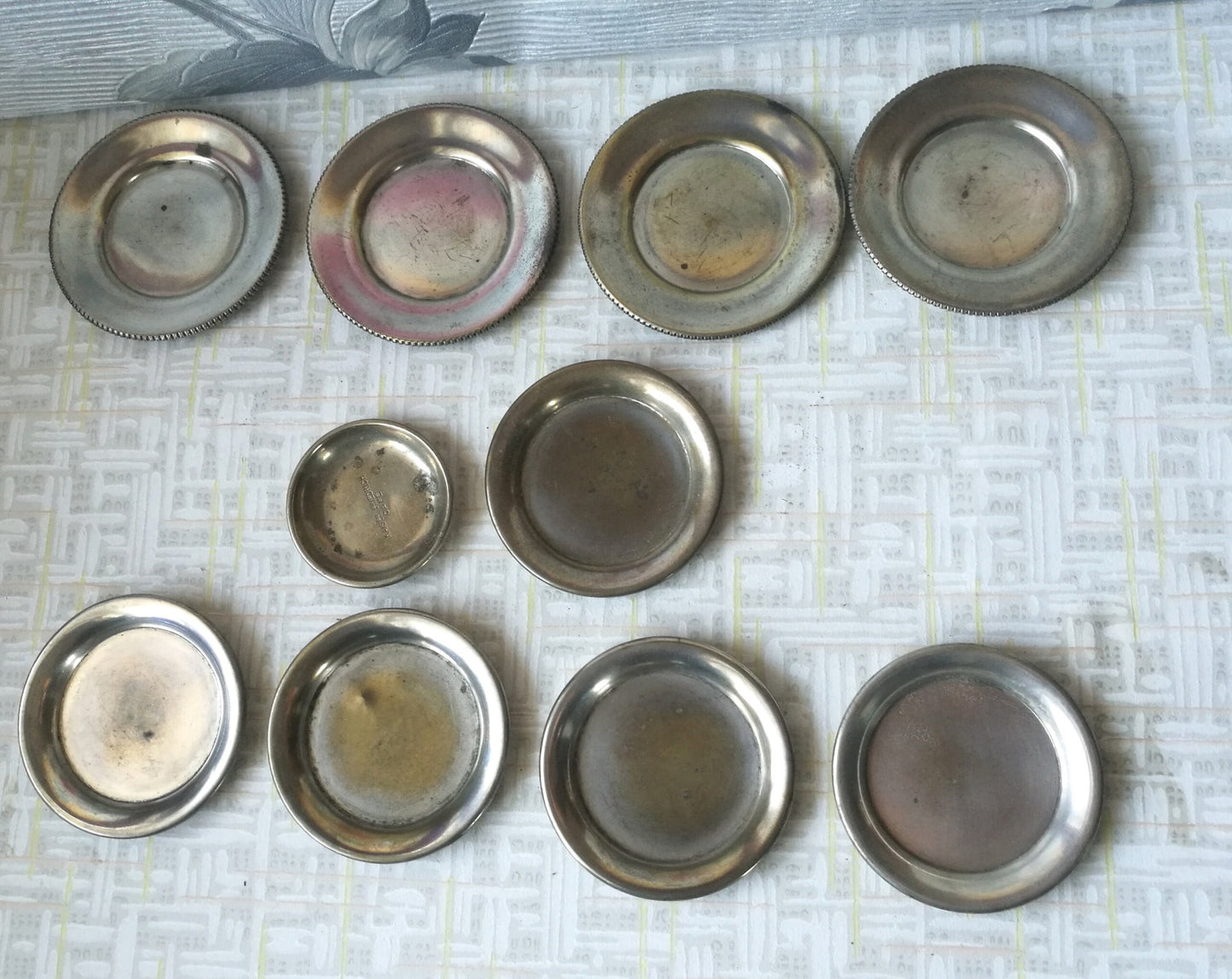 Konvolut 10 Stück kleine Ablage Teller Metall teils versilbert Restaurant für Teebeutel, Kartengeld Vintage