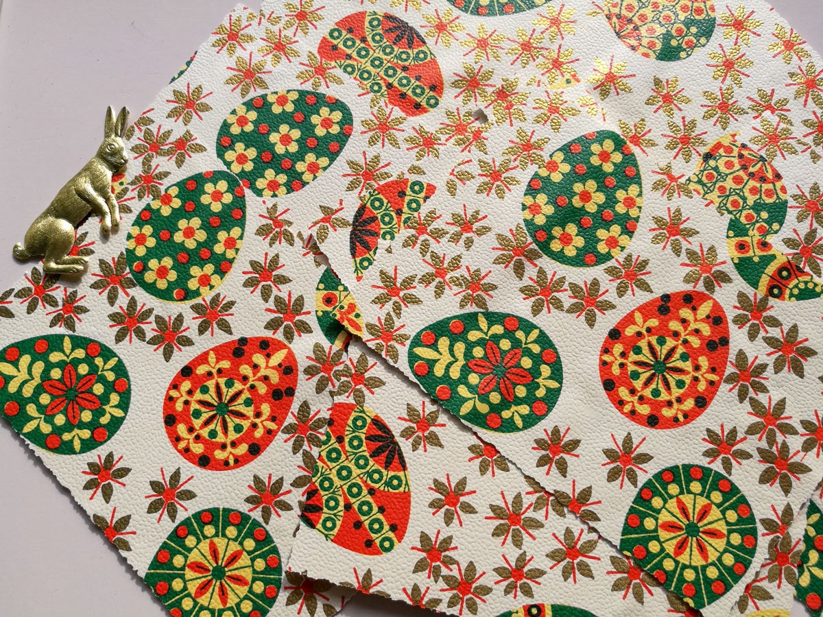 Oster Postkarten aus Vintage Geschenkpapier grüne rote Eier mit goldfarbenem grafischen Muster
