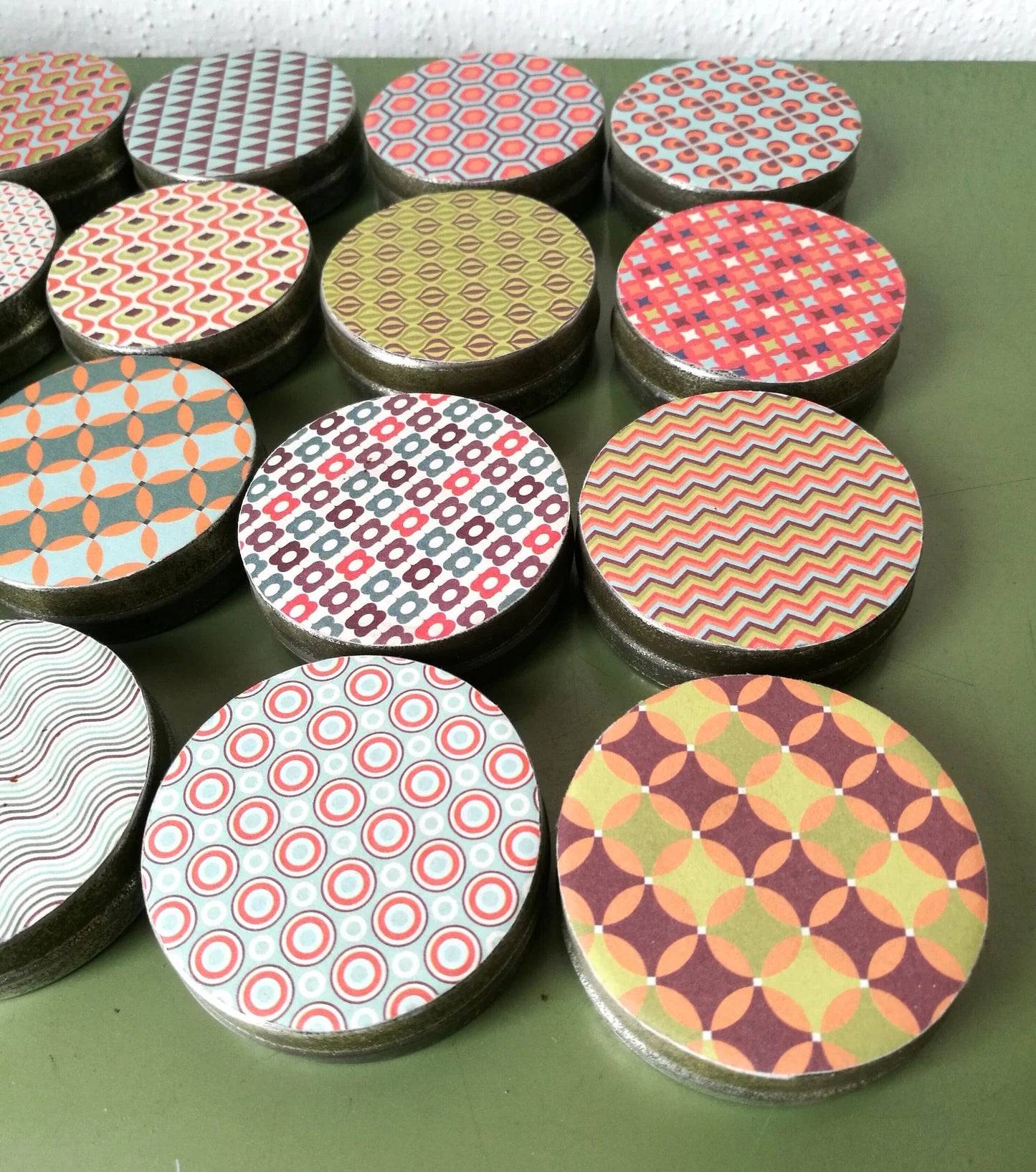 Adventskalender aus 24 runden Bernard Schnupftabak Dosen Blech VINTAGE mit modernem Papier beklebt Upcycling