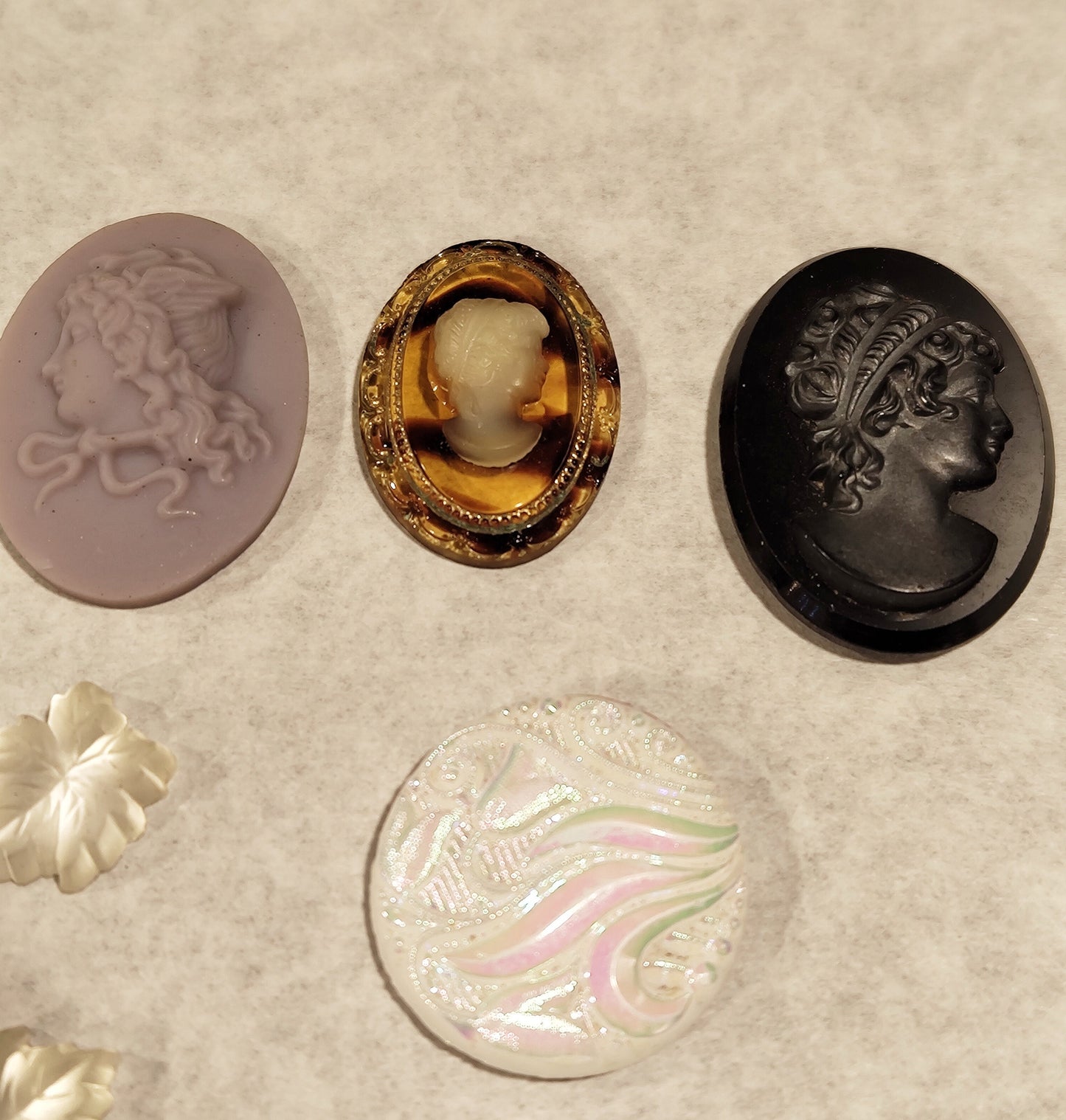 Cabochons aus Glas Pudel Rockefeller Nixe und diverse Formen 45 Stück VINTAGE