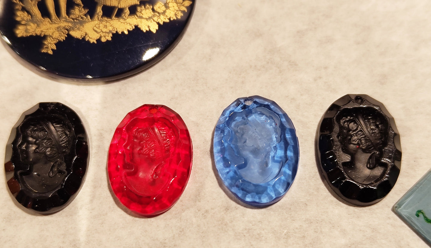 Cabochons aus Glas Pudel Rockefeller Nixe und diverse Formen 45 Stück VINTAGE