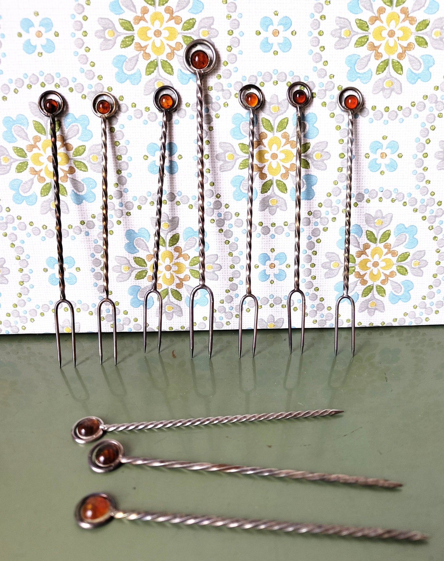 10 Cocktail Spiesse und Gabeln versilbert mit Bernstein VINTAGE im Originalkarton