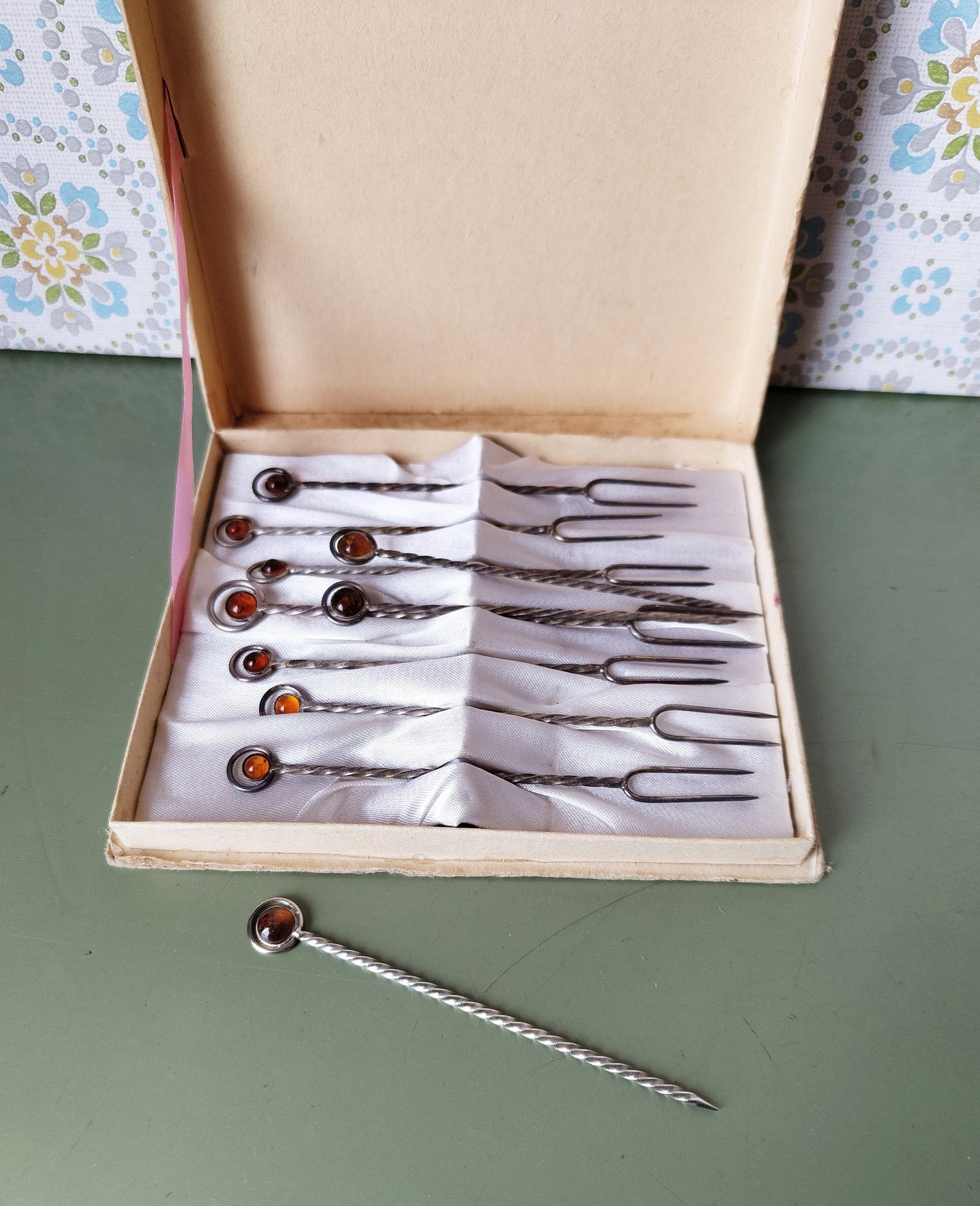 10 Cocktail Spiesse und Gabeln versilbert mit Bernstein VINTAGE im Originalkarton