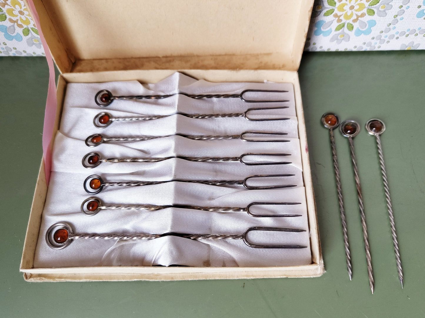 10 Cocktail Spiesse und Gabeln versilbert mit Bernstein VINTAGE im Originalkarton
