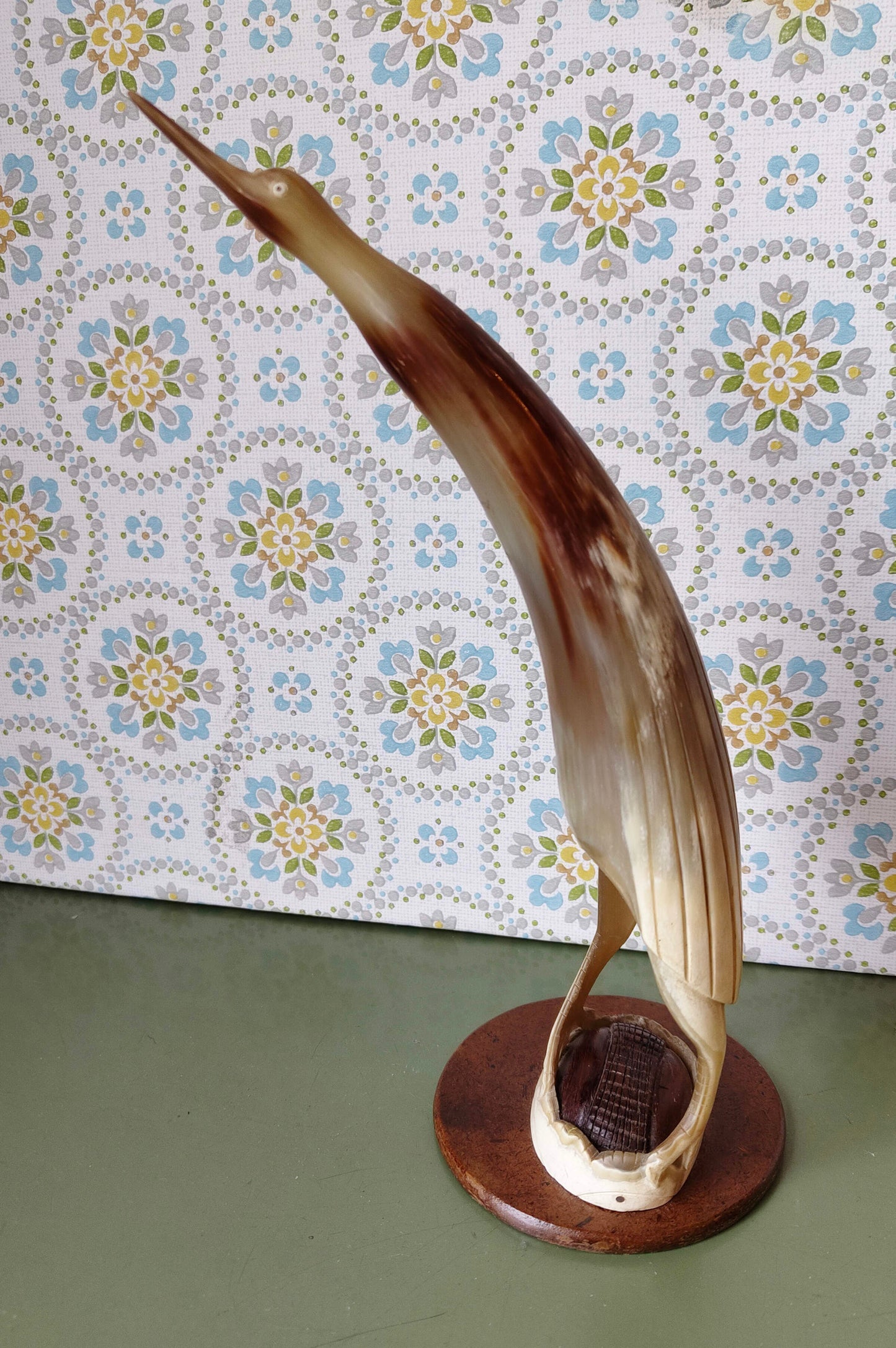 Horn Vogelfigur Vogel auf Kunstholzplatte– Handgefertigte Skulptur mit Charakter