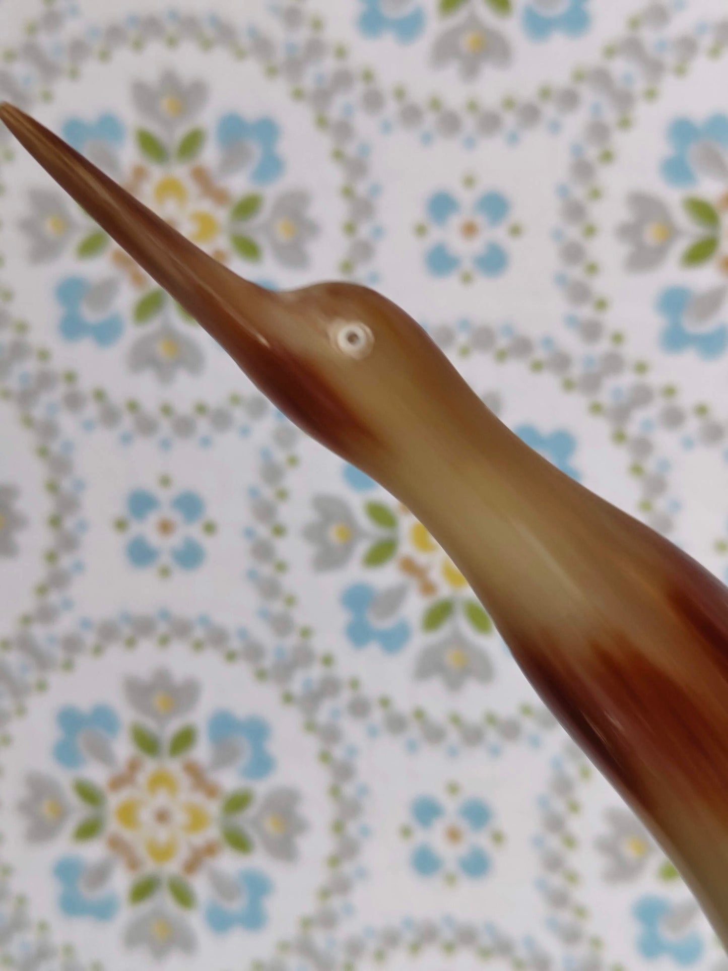 Horn Vogelfigur Vogel auf Kunstholzplatte– Handgefertigte Skulptur mit Charakter