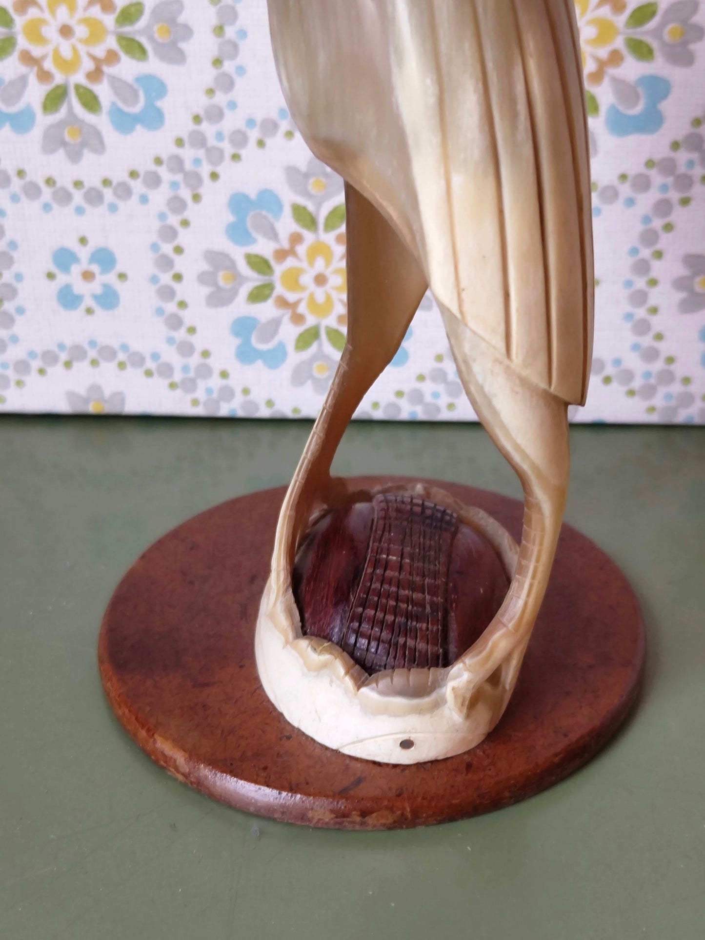 Horn Vogelfigur Vogel auf Kunstholzplatte– Handgefertigte Skulptur mit Charakter