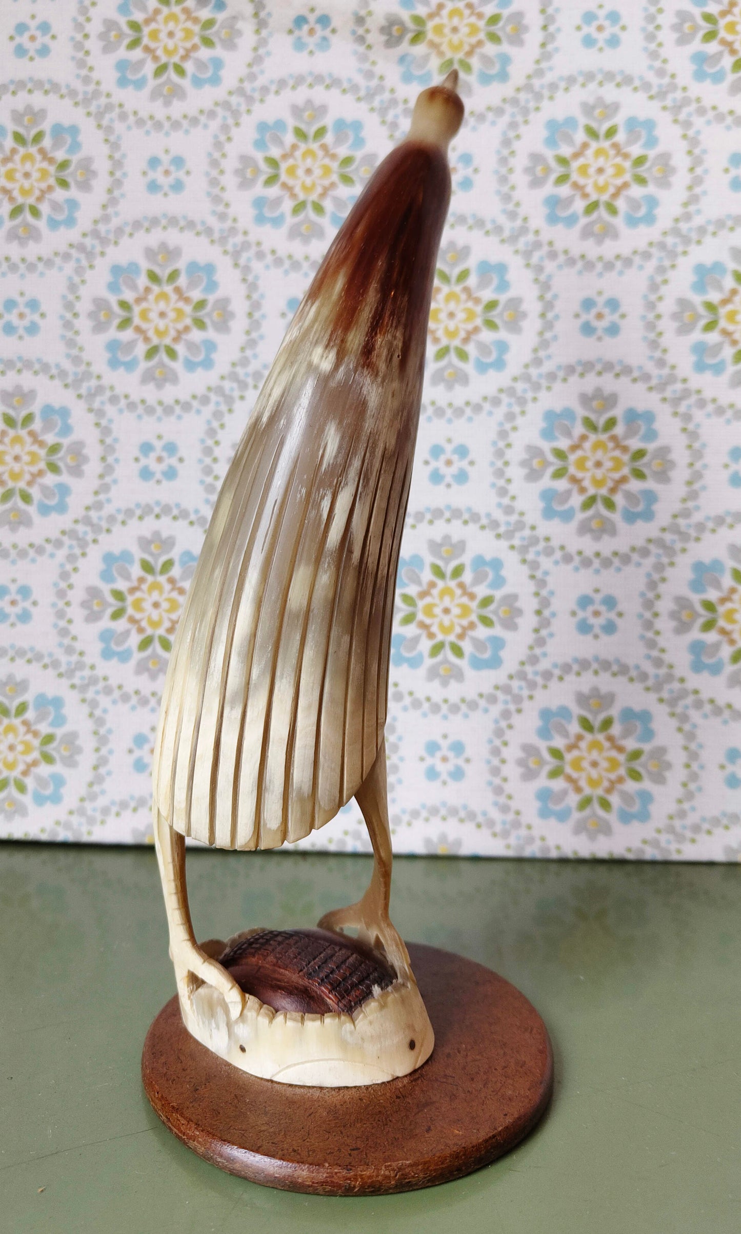 Horn Vogelfigur Vogel auf Kunstholzplatte– Handgefertigte Skulptur mit Charakter