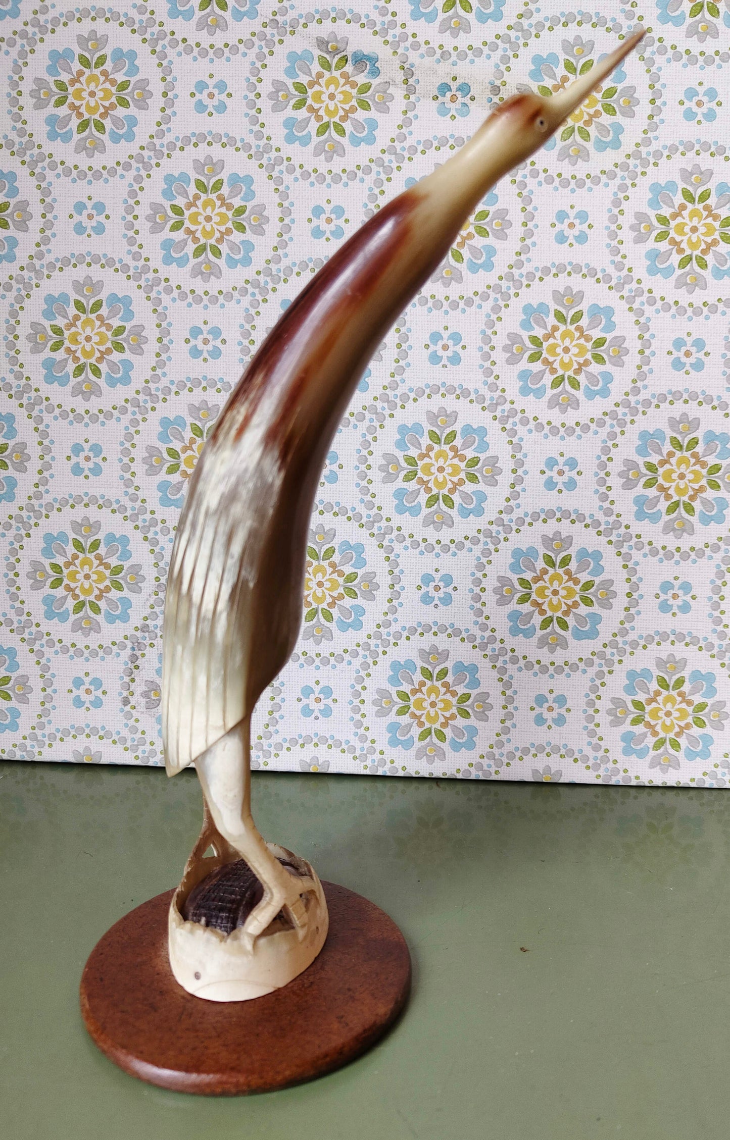 Horn Vogelfigur Vogel auf Kunstholzplatte– Handgefertigte Skulptur mit Charakter