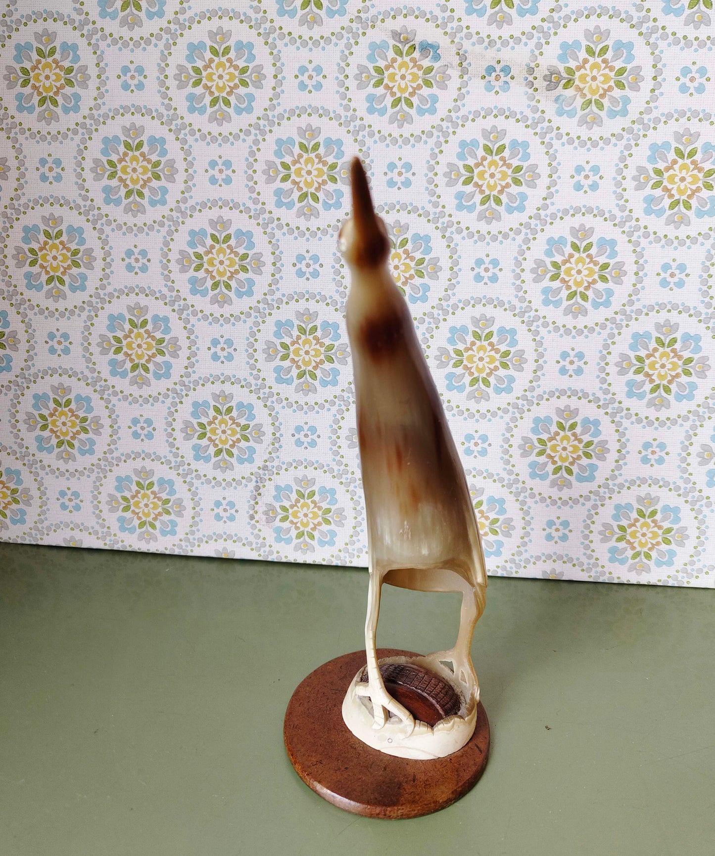 Horn vogelfigur Vogel auf Kunstholzplatte– Handgefertigte Skulptur aus den 1960ern