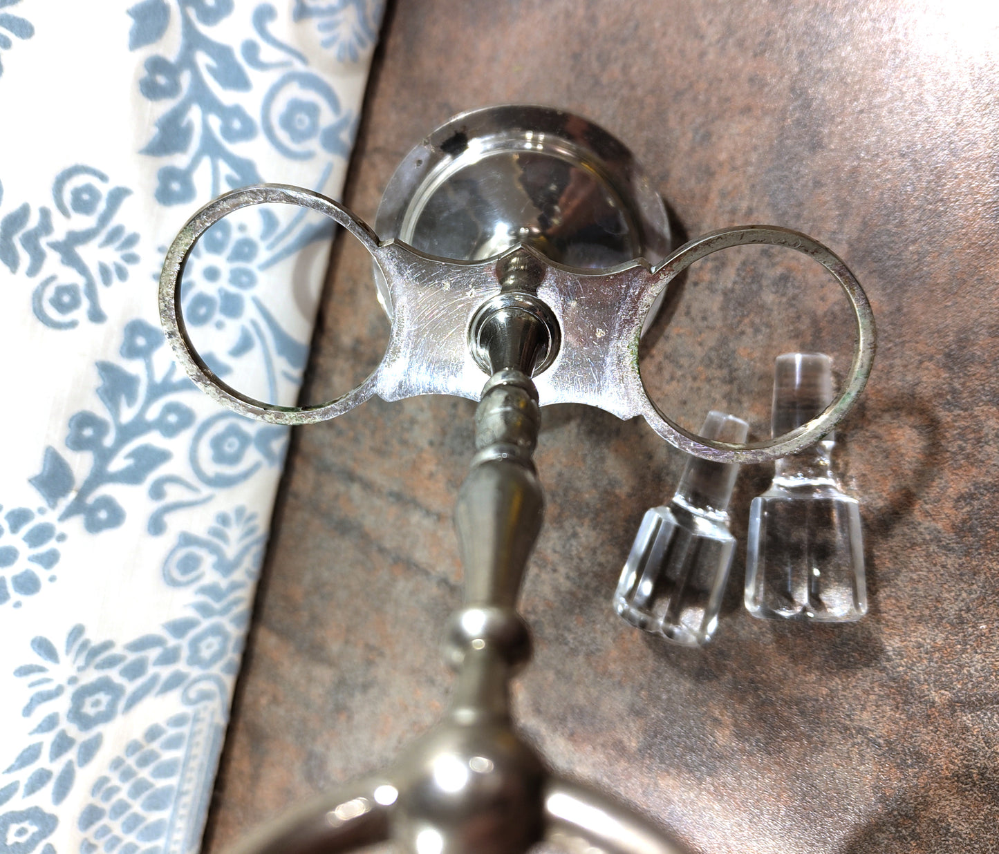 Essig & Öl Behälter aus Glas in versilbertem Metallgestell – VINTAGE
