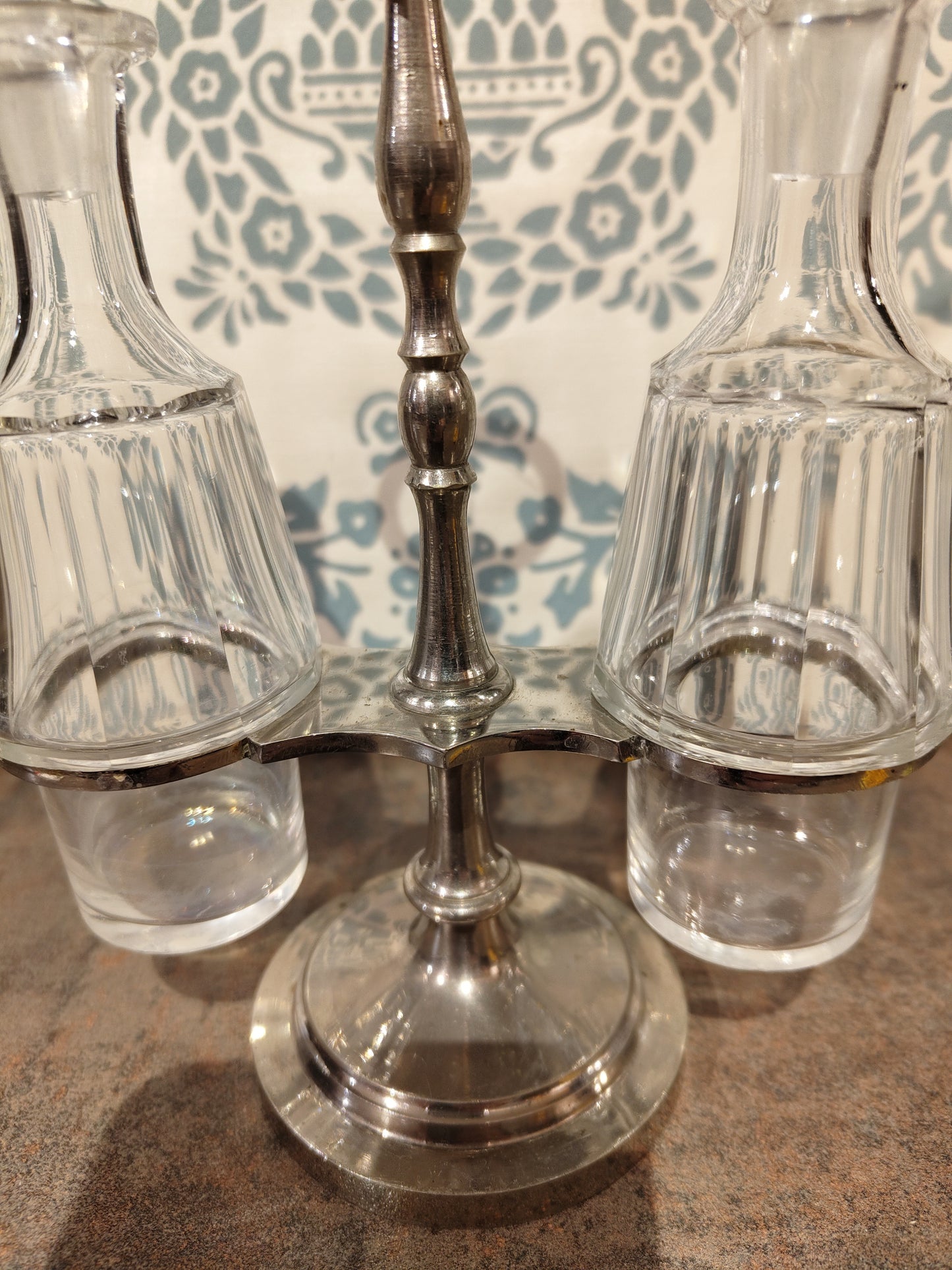 Essig & Öl Behälter aus Glas in versilbertem Metallgestell – VINTAGE
