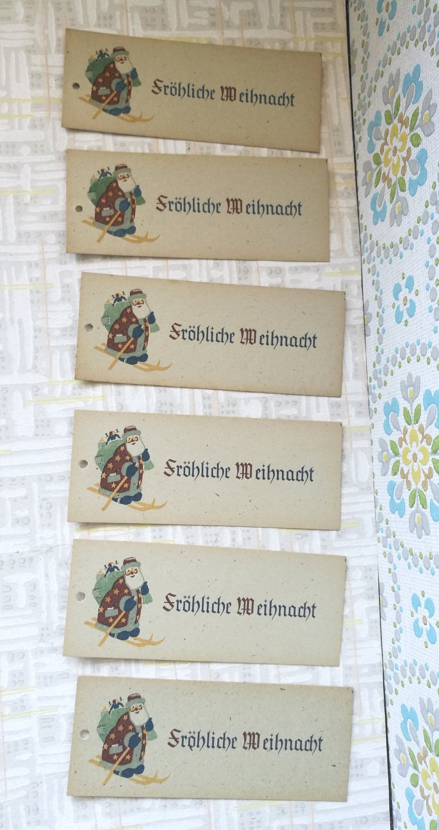 6 Anhänger für Geschenke "Fröhliche Weihnacht" Weihnachtsmann auf Ski mit Rucksack voll Geschenke Vintage