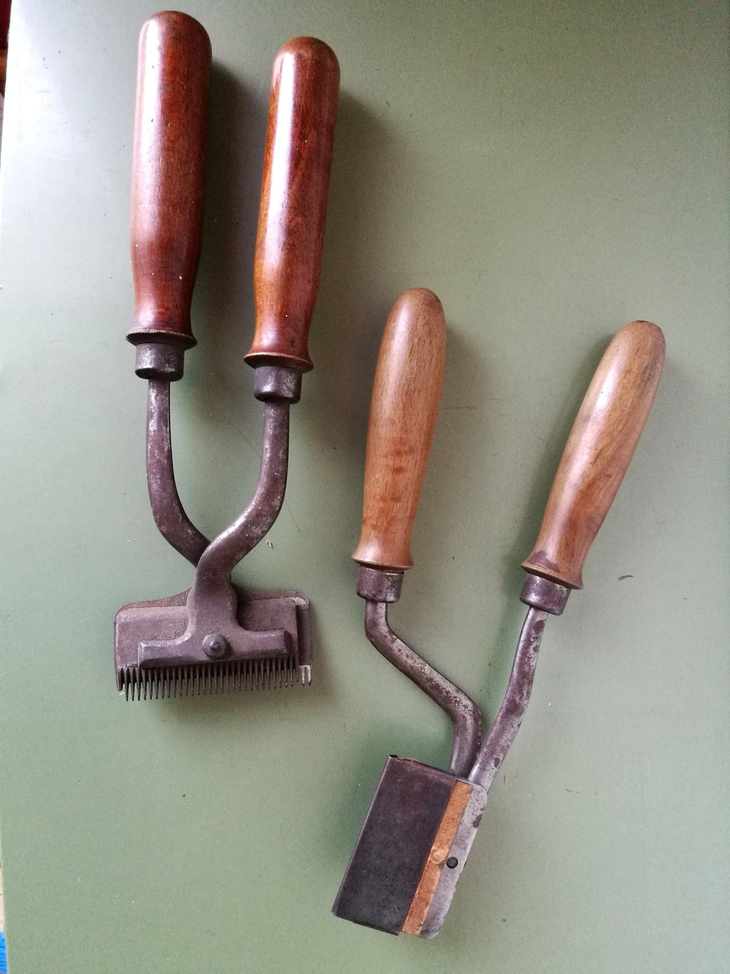 2 Pferde Haarscheren Fellscheren mit Holzgriff und Patina VINTAGE