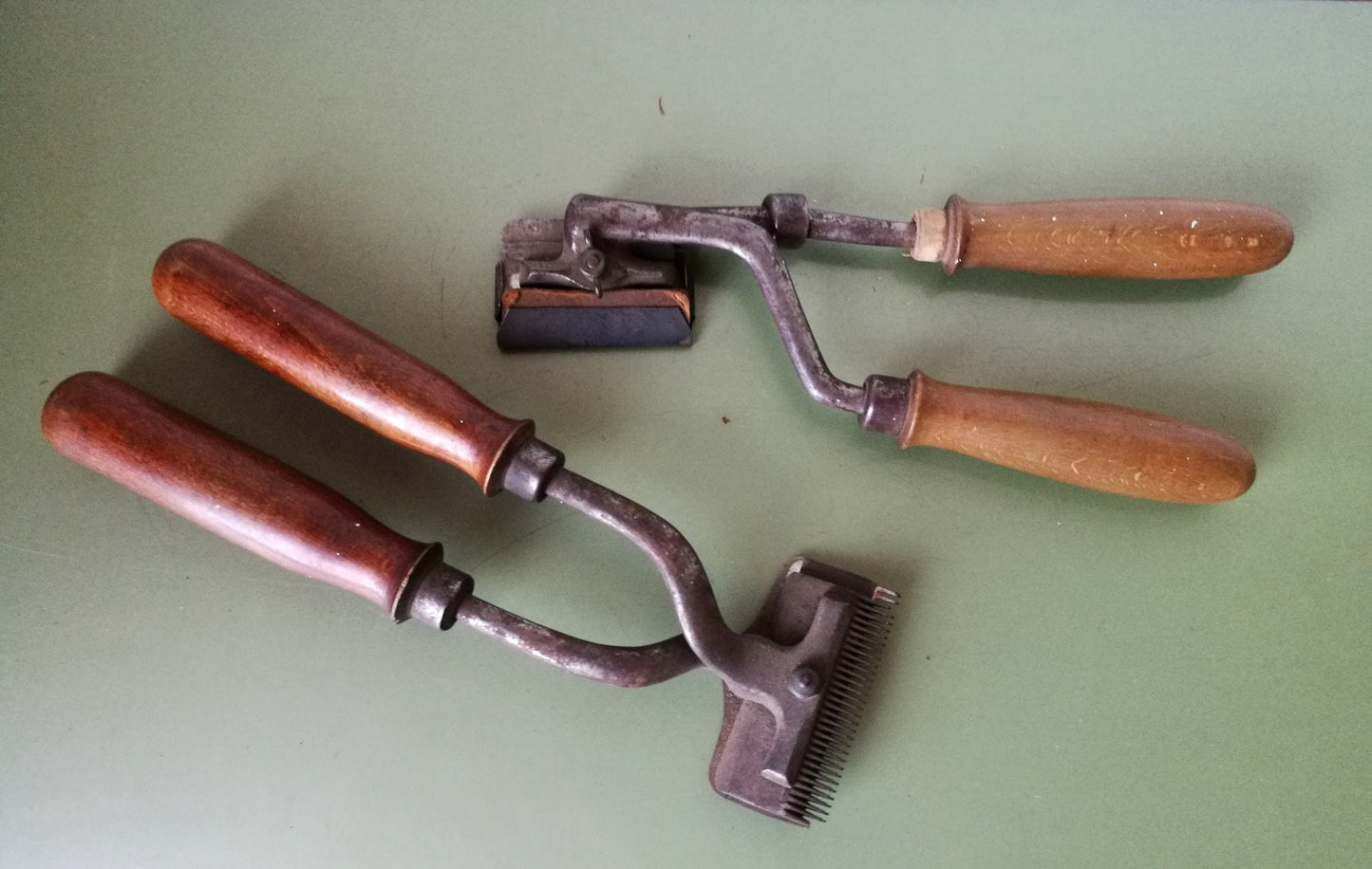 2 Pferde Haarscheren Fellscheren mit Holzgriff und Patina VINTAGE