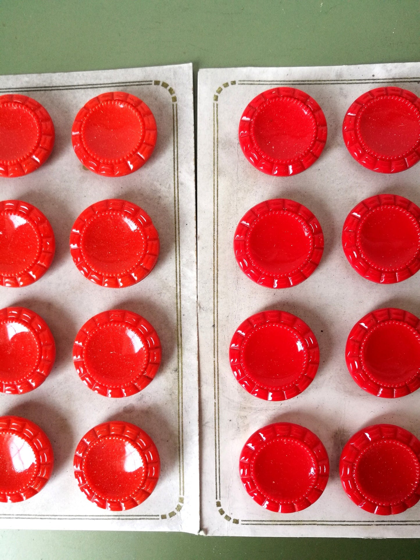 12 Knöpfe aus Glas auf Pappe VINTAGE in dunklem orange oder rot wählbar