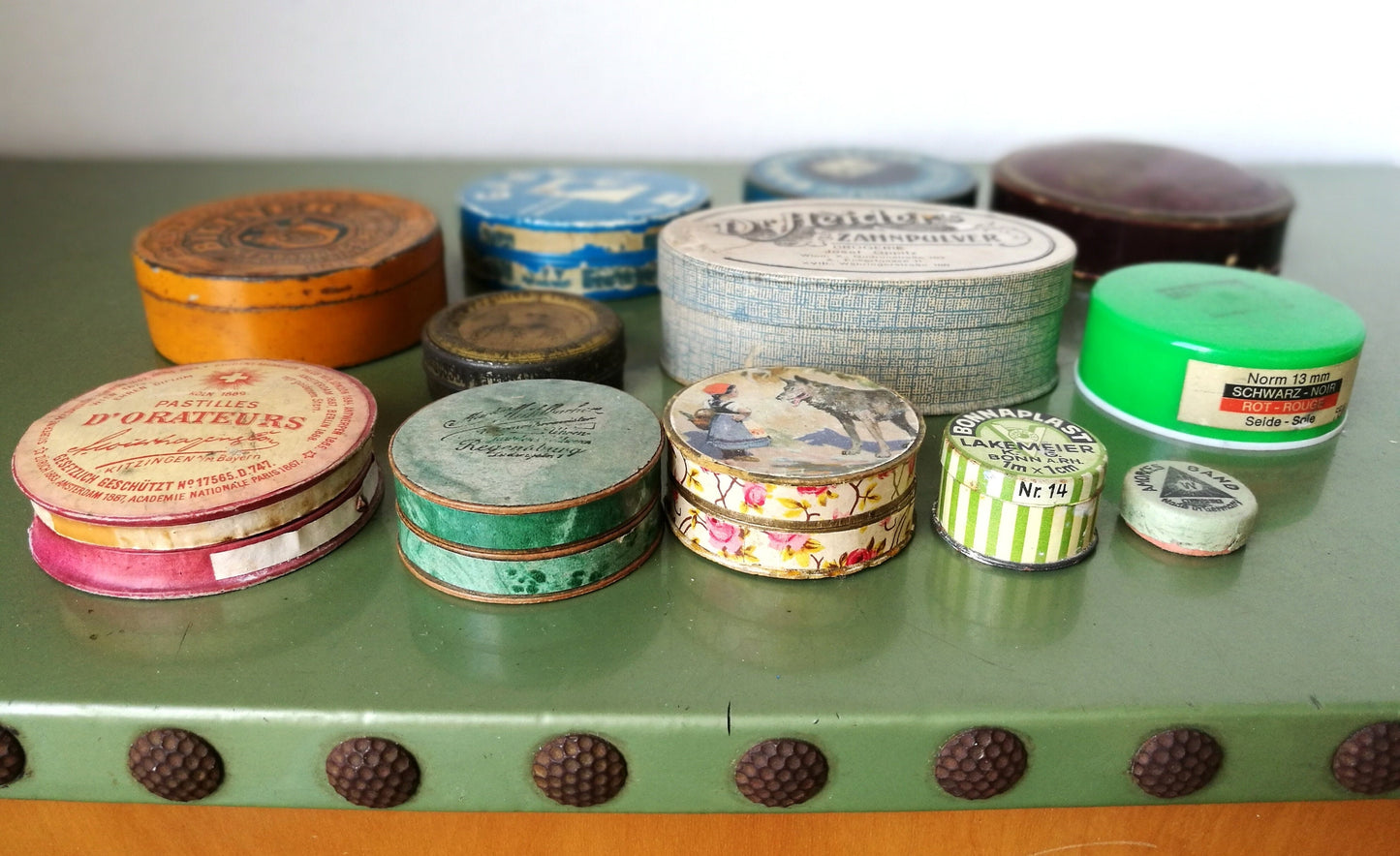 12 runde Dosen Schachteln historische Verpackungen Konvolut VINTAGE ab ca 1900