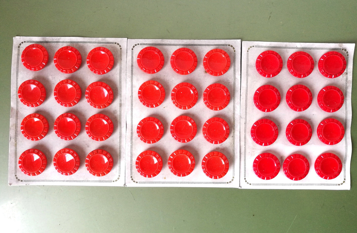 12 Knöpfe aus Glas auf Pappe VINTAGE in dunklem orange oder rot wählbar