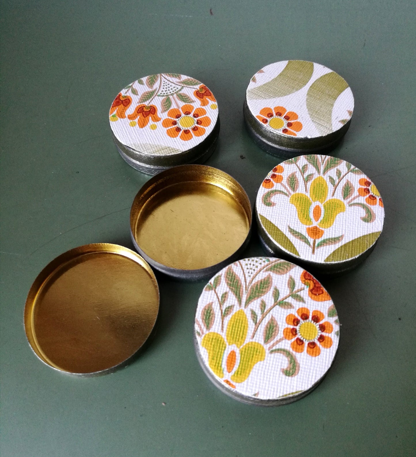5 runde unbenutzte Bernard Schnupftabak Dosen aus Metall VINTAGE mit Vintage Tapete beklebt als Geschenkverpackung oder Aufbewahrung