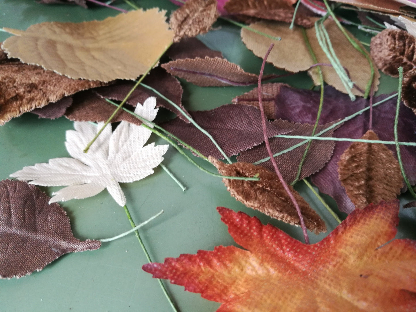 100 Stück bunte Floristik Blätter mit Metallreif DIY Deko VINTAGE SONDERPREIS