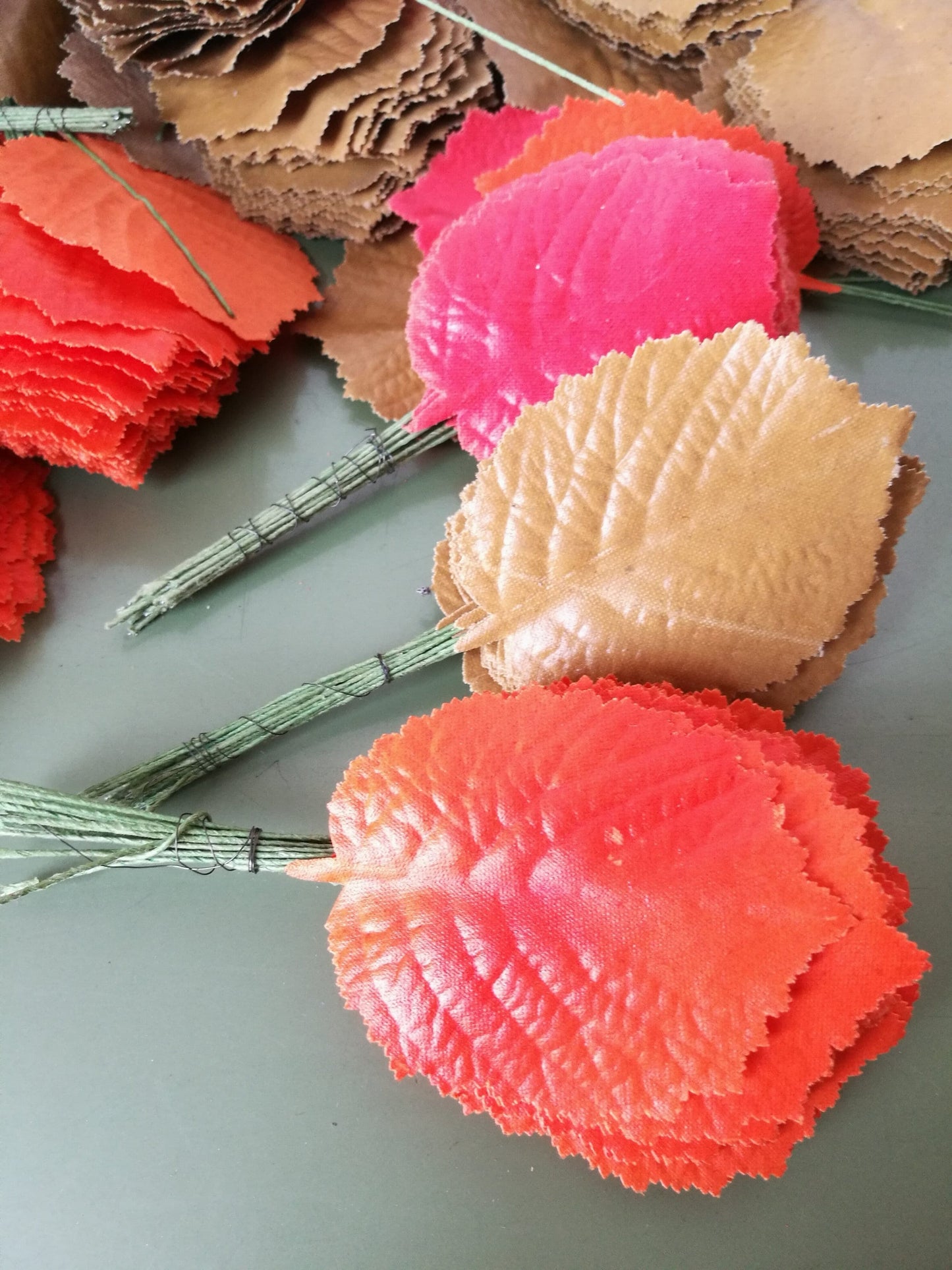 ca 700 Stück bunte Floristik Blätter grün orange dunkelorange DIY Deko VINTAGE SONDERPREIS