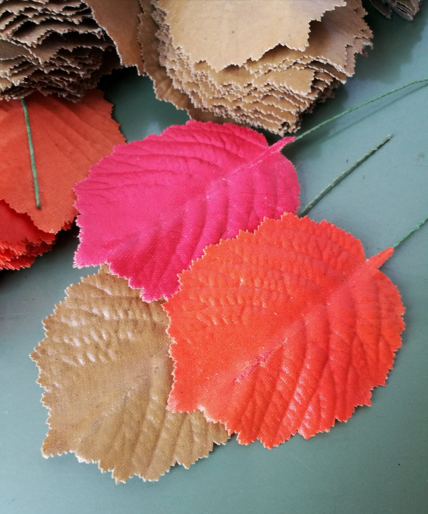 ca 700 Stück bunte Floristik Blätter grün orange dunkelorange DIY Deko VINTAGE SONDERPREIS