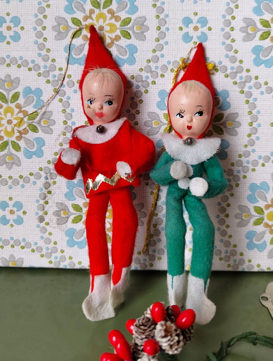 2 Pixie Weihnachtselfen aus Filz – Handgefertigte Deko aus den 1950ern für ein magisches Weihnachten