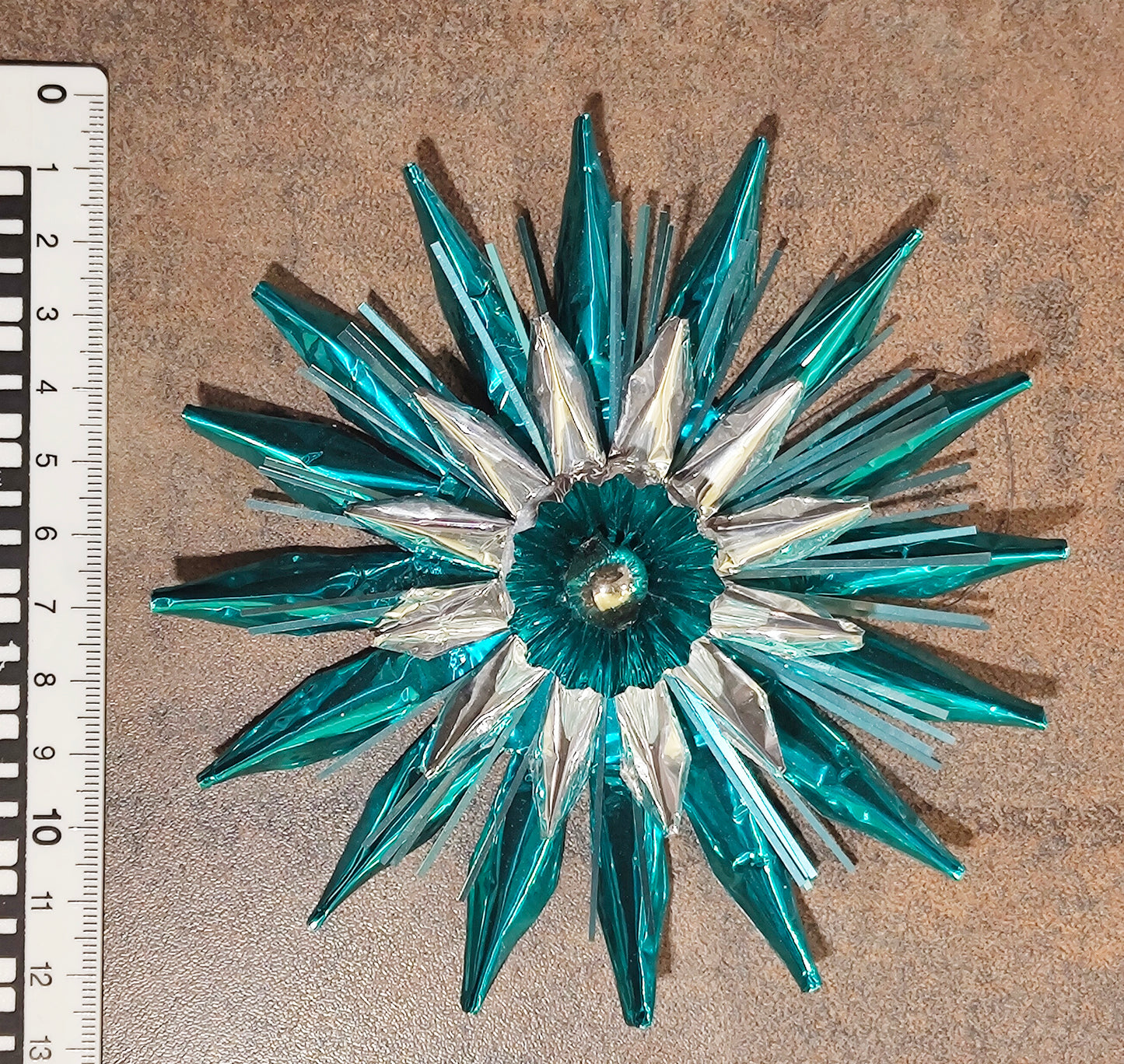 12 bunte fast unbenutzte Aluminium Sterne im Original Karton VINTAGE 1960er