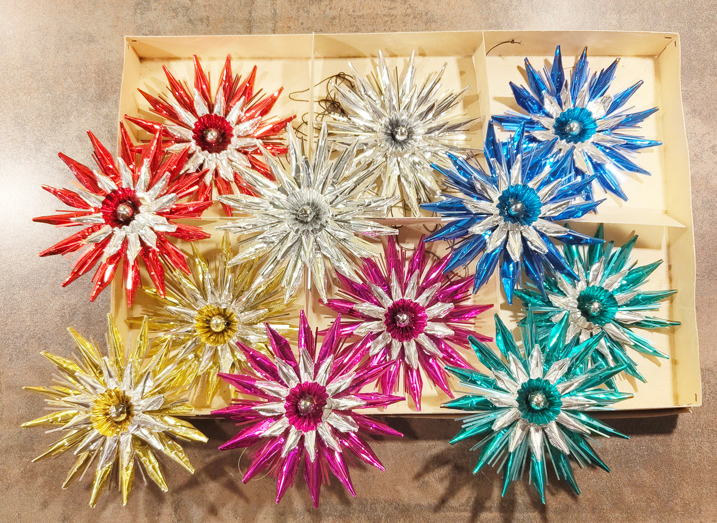 12 bunte fast unbenutzte Aluminium Sterne im Original Karton VINTAGE 1960er