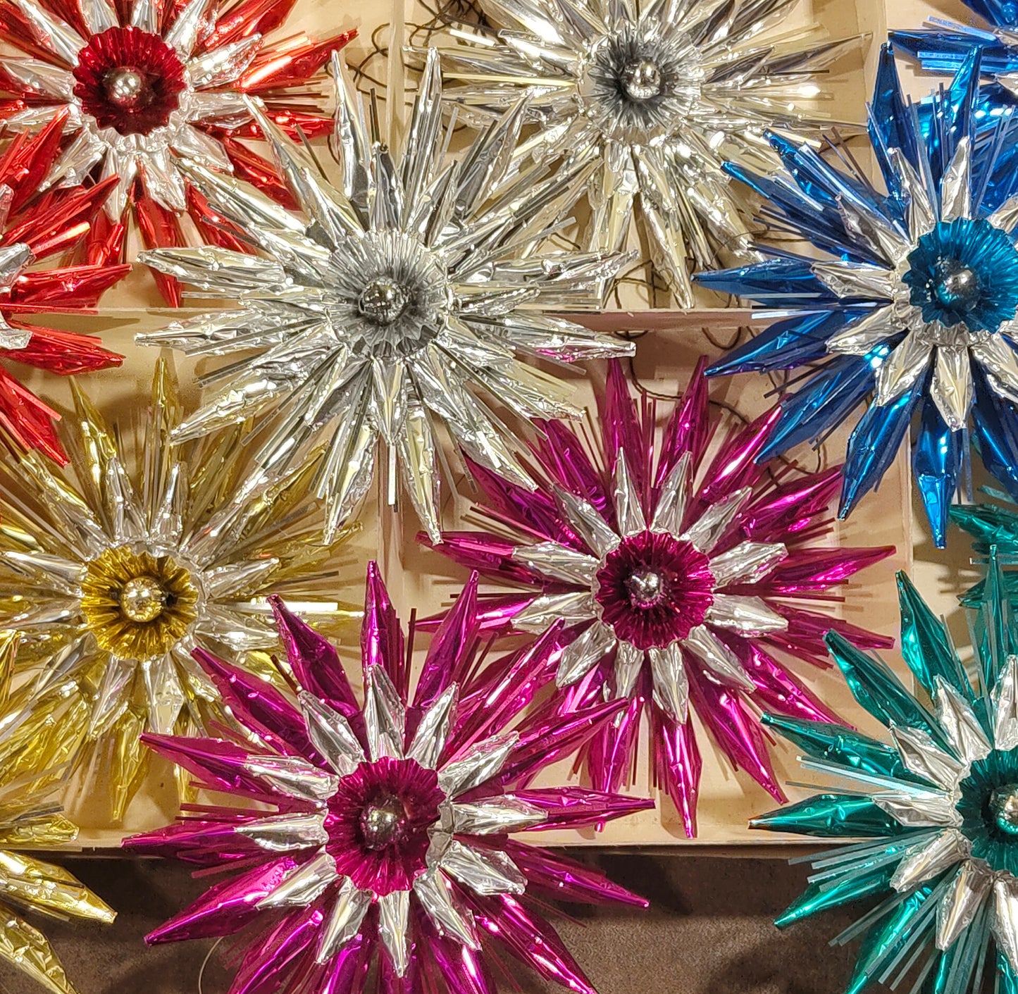 12 bunte fast unbenutzte Aluminium Sterne im Original Karton VINTAGE 1960er