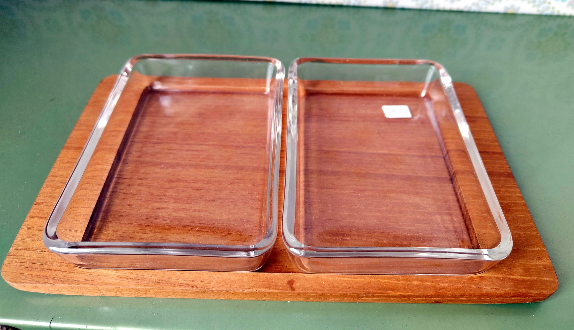 Anbieteschalen Dänisch Mid-Century Teak Holz Tablett mit 2 Glaseinsätzen, 1960er VINTAGE