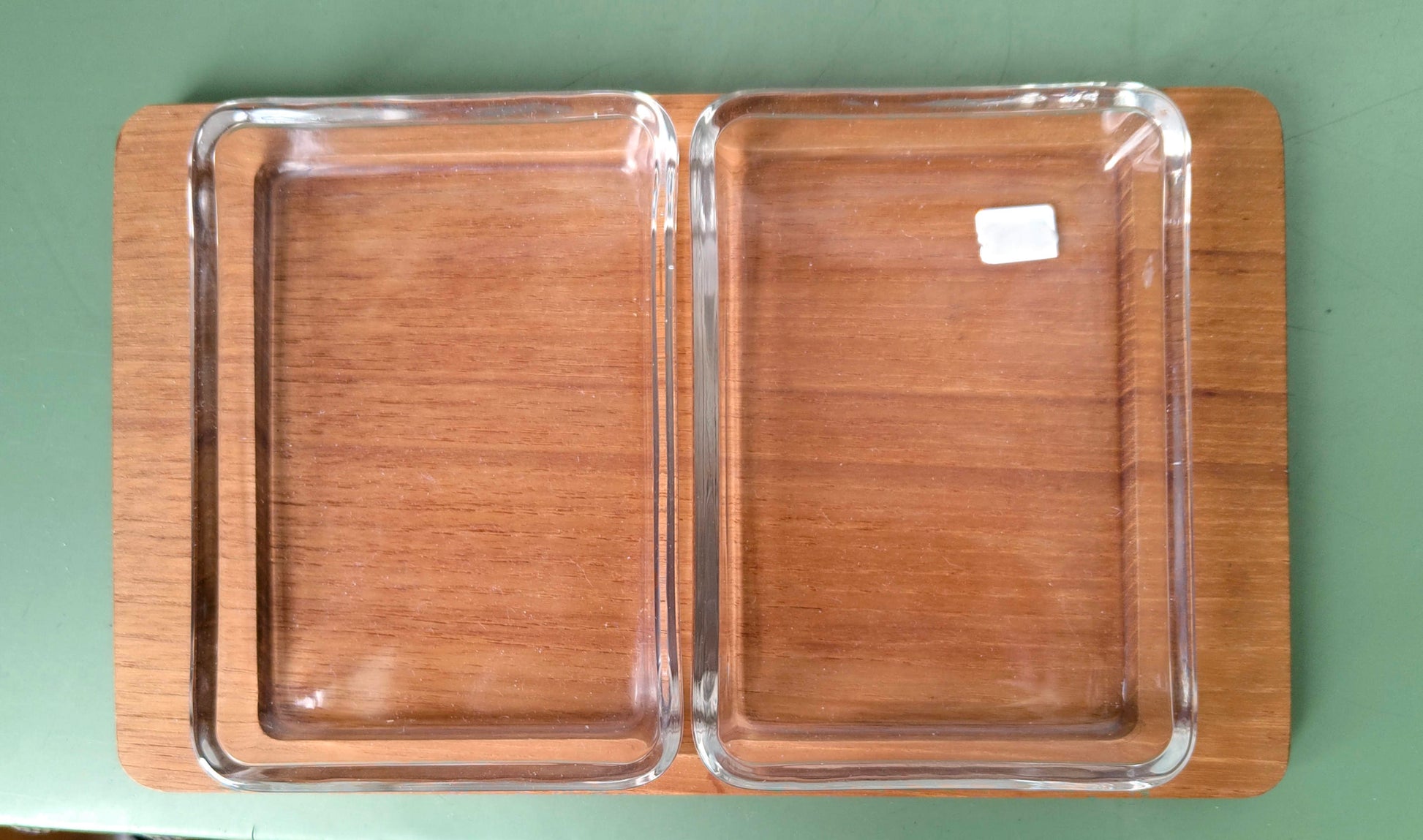 Anbieteschalen Dänisch Mid-Century Teak Holz Tablett mit 2 Glaseinsätzen, 1960er VINTAGE