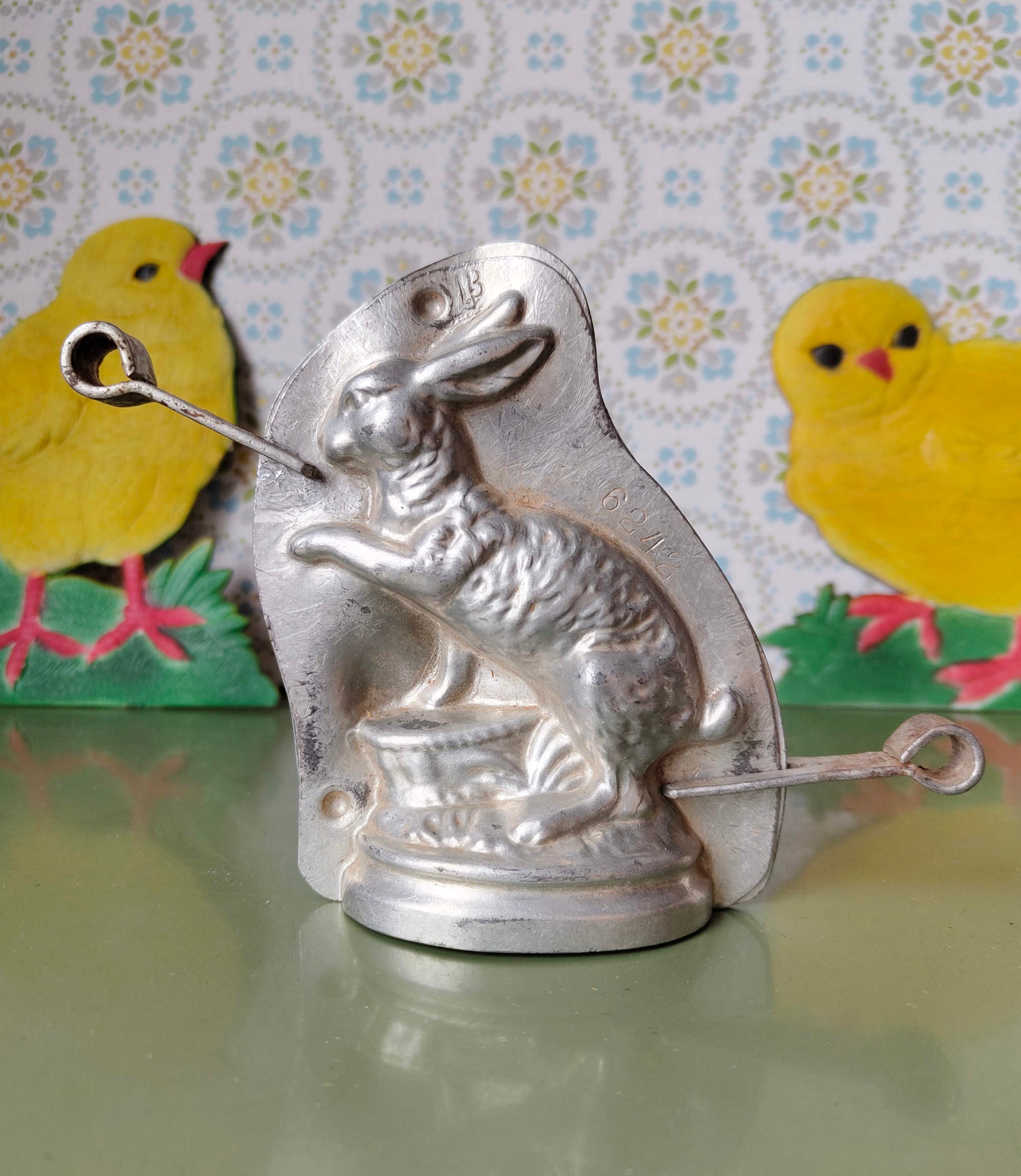 Antike Schokoladenform Hase mit Korb – gemarkt, wohl HERIS Nürnberg, um 1930–1950