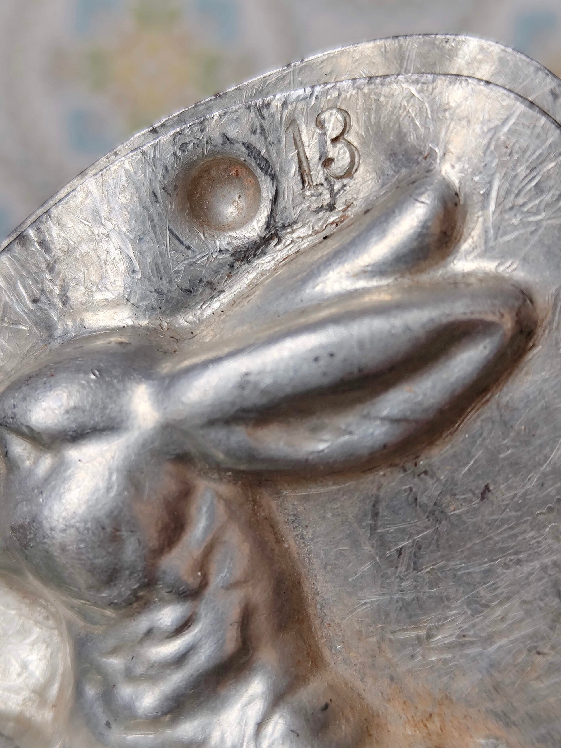 Antike Schokoladenform Hase mit Korb – gemarkt, wohl HERIS Nürnberg, um 1930–1950