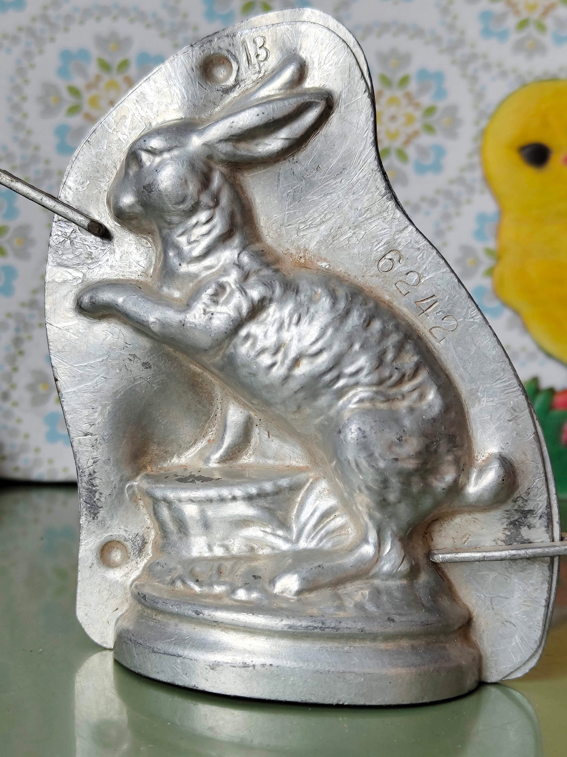 Antike Schokoladenform Hase mit Korb – gemarkt, wohl HERIS Nürnberg, um 1930–1950