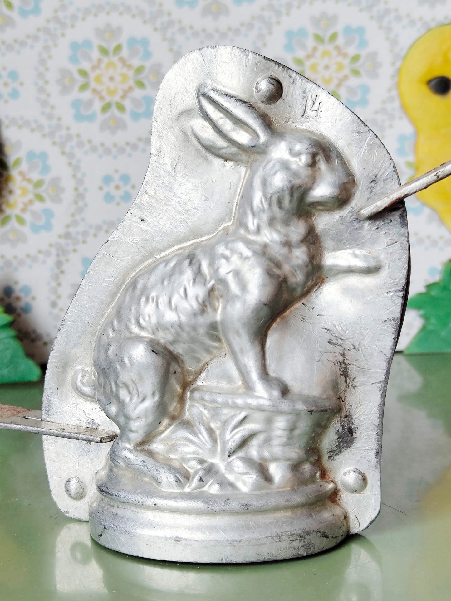 Antike Schokoladenform Hase mit Korb – gemarkt, wohl HERIS Nürnberg, um 1930–1950