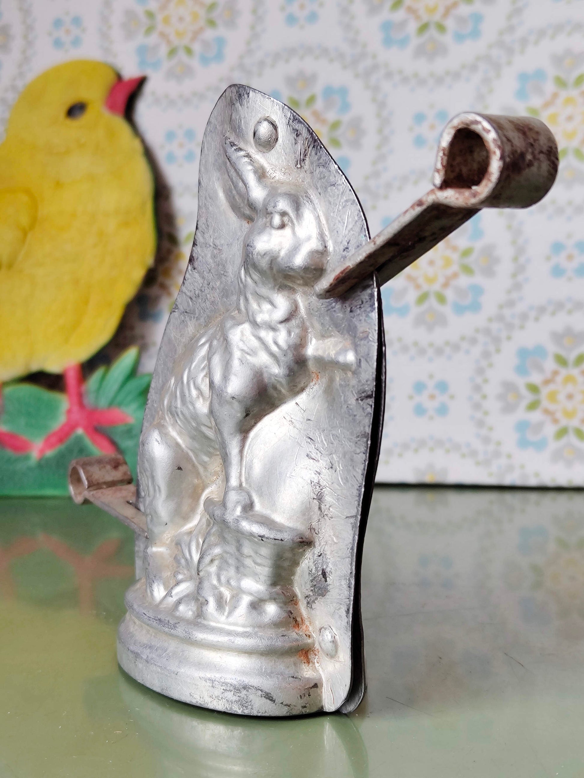 Antike Schokoladenform Hase mit Korb – gemarkt, wohl HERIS Nürnberg, um 1930–1950
