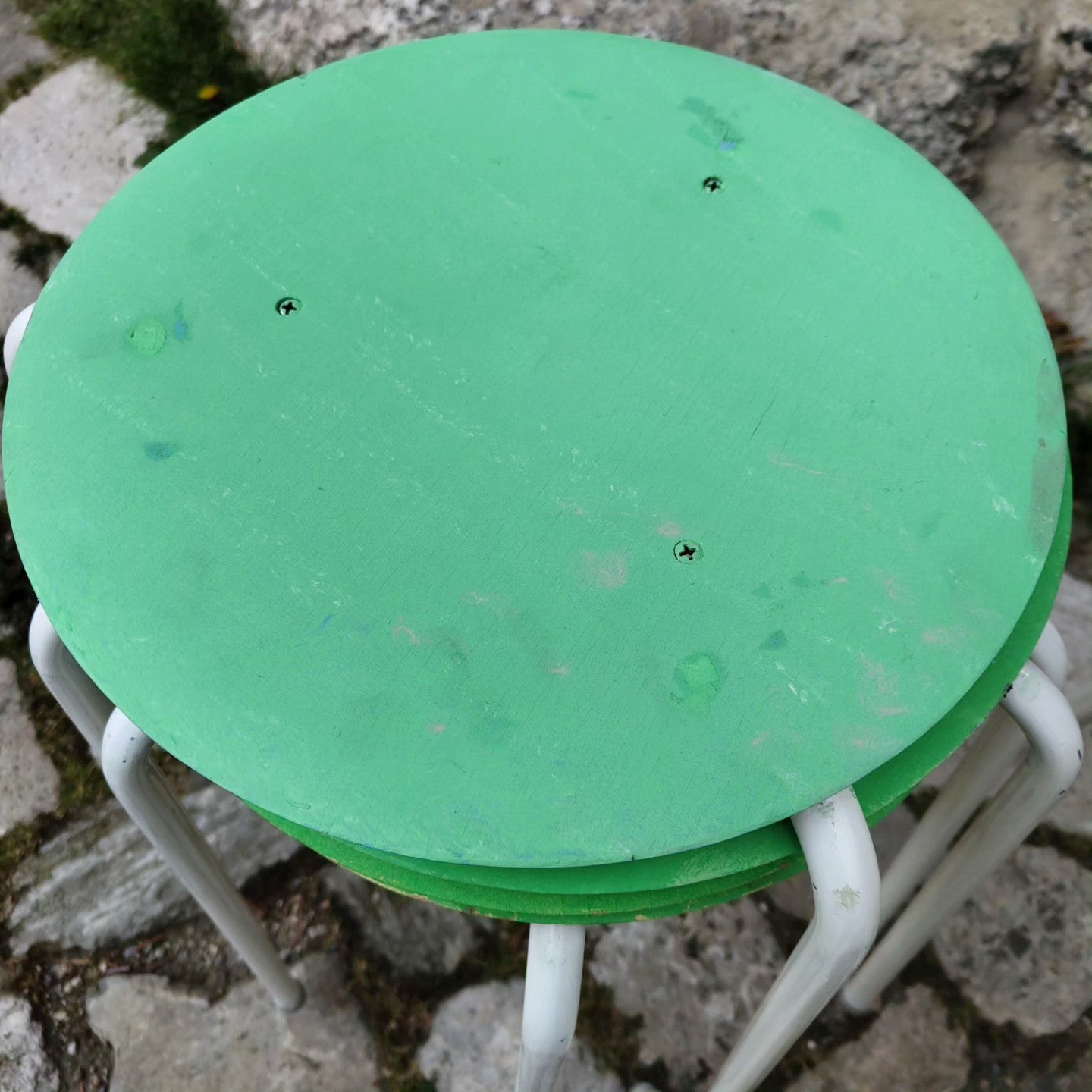 Stapelbare Hocker mit pastelliger Sitzfläche aus Holz VINTAGE