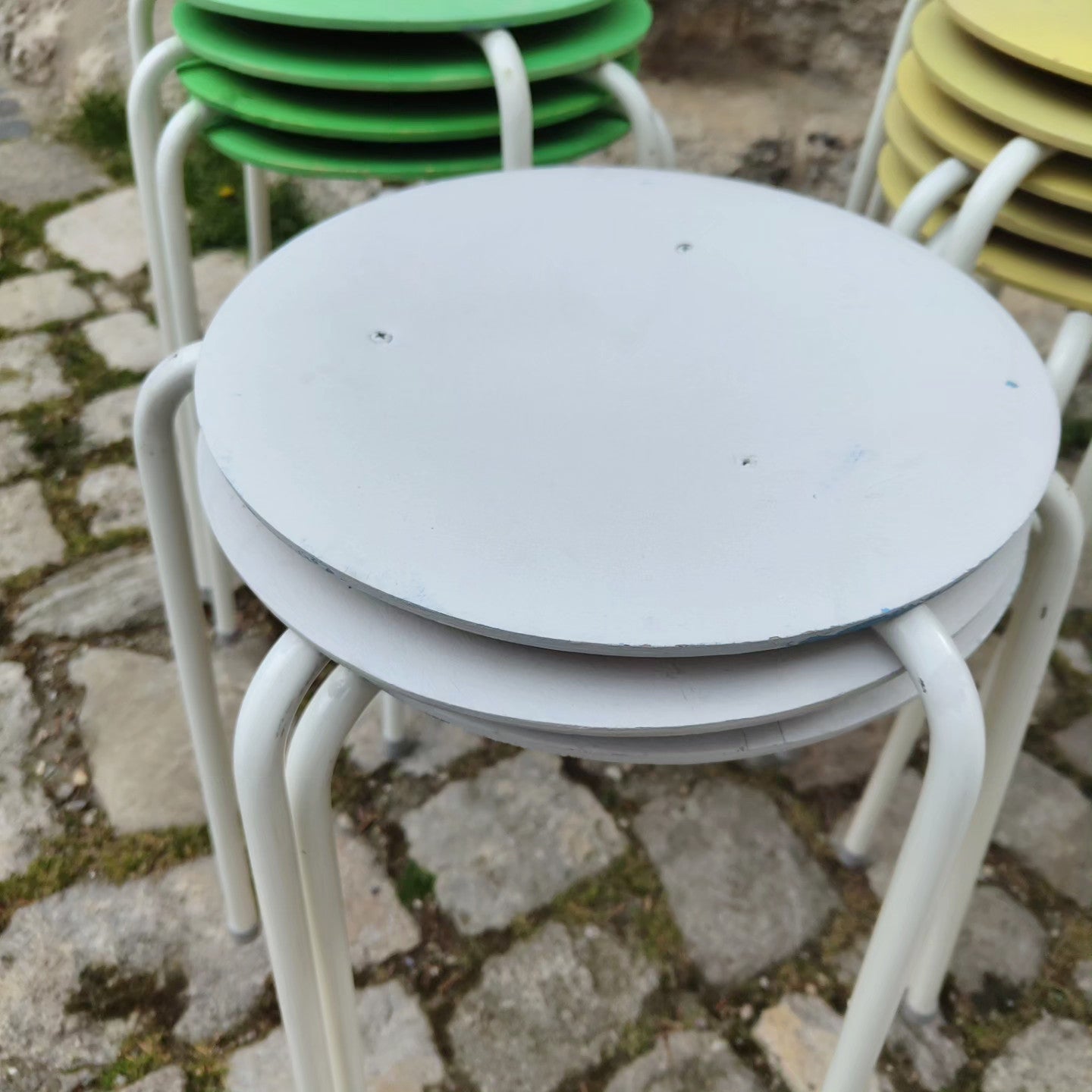 Stapelbare Hocker mit pastelliger Sitzfläche aus Holz VINTAGE