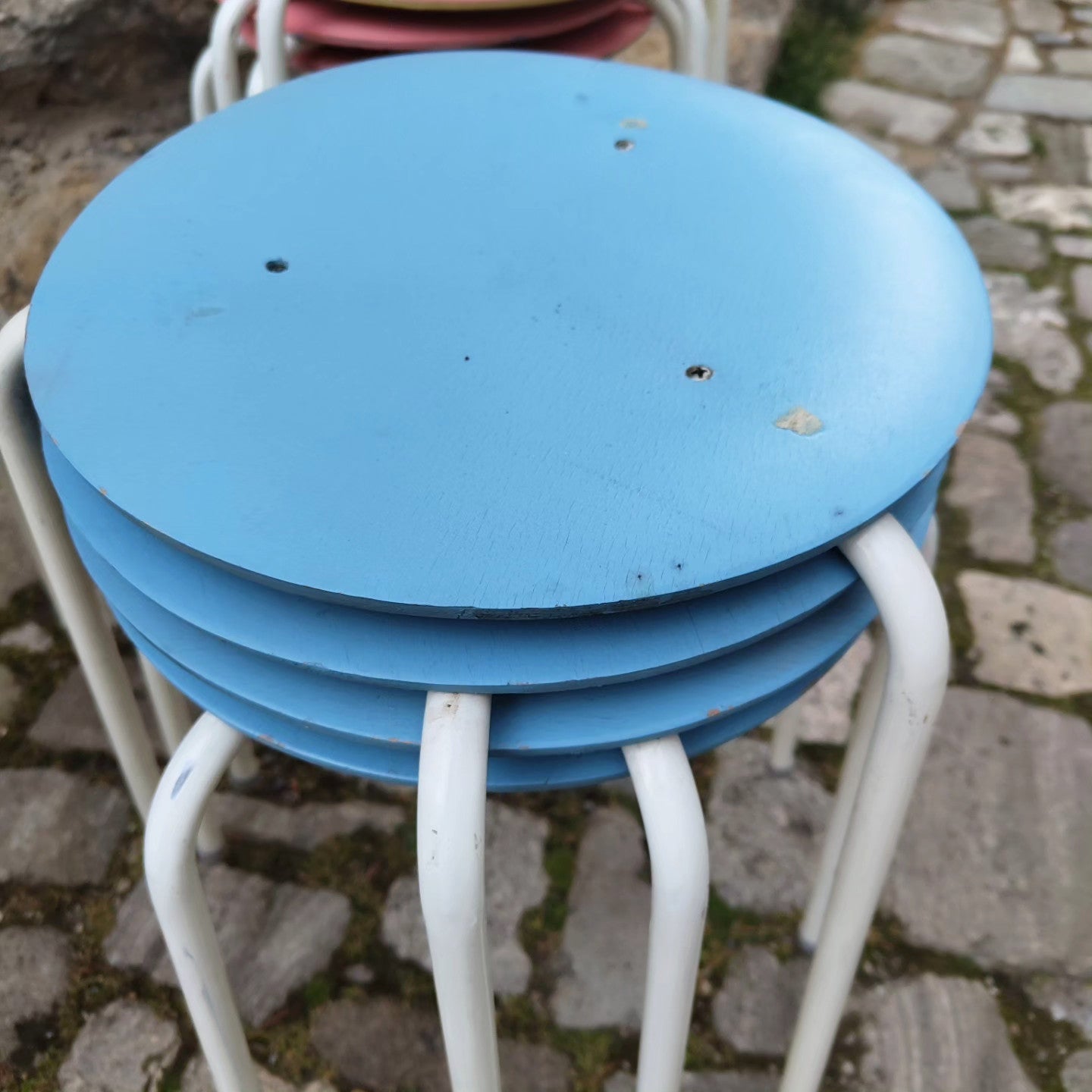 Stapelbare Hocker mit pastelliger Sitzfläche aus Holz VINTAGE