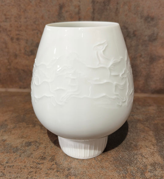 Vase mit Relief „galoppierende Pferde“ von Hans Achtziger, ca. 1960/1970, Vintage Porzellan