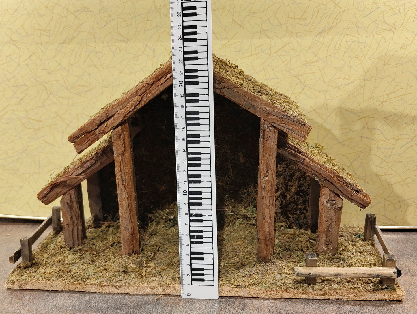 Krippe aus Holz mit 10 Figuren aus Porzellan