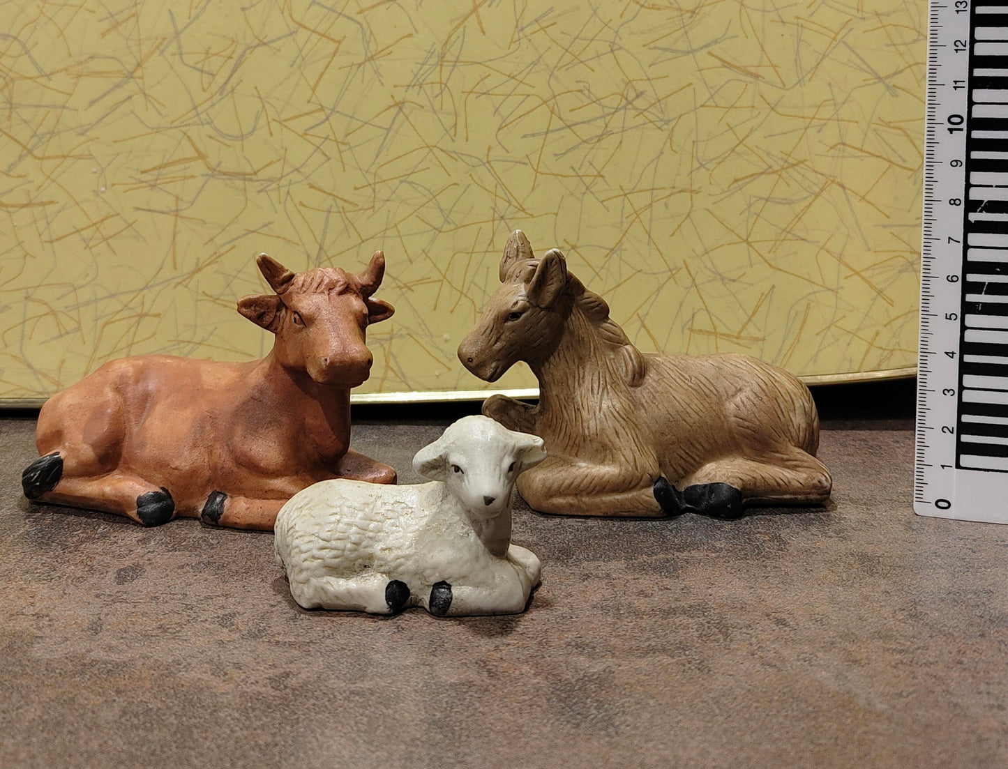 Krippe aus Holz mit 10 Figuren aus Porzellan