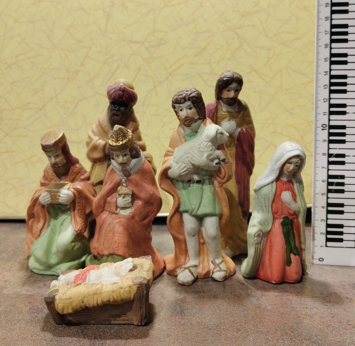 Krippe aus Holz mit 10 Figuren aus Porzellan