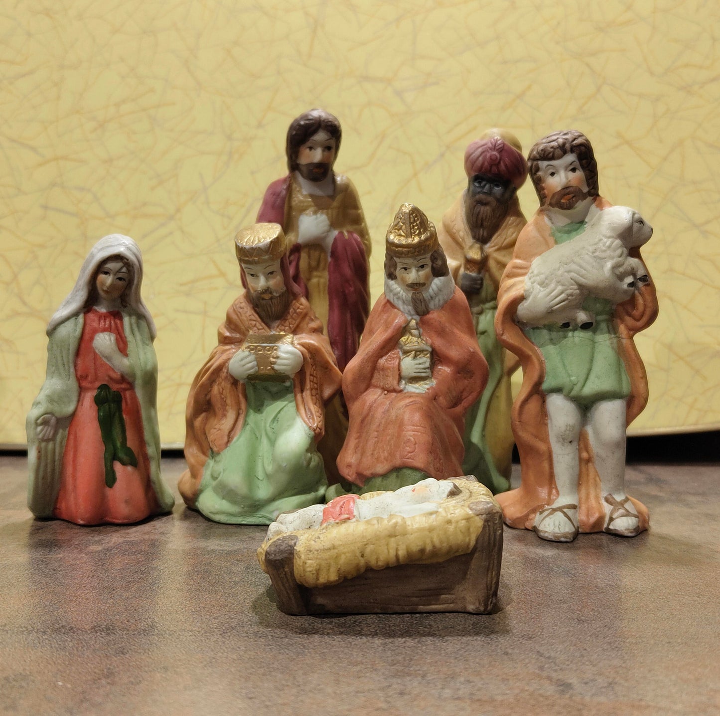 Krippe aus Holz mit 10 Figuren aus Porzellan