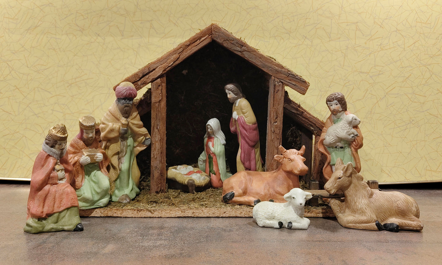 Krippe aus Holz mit 10 Figuren aus Porzellan