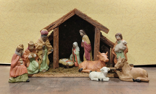 Krippe aus Holz mit 10 Figuren aus Porzellan