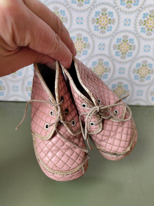 Rosa gesteppte Kinderschuhe – 1950er-Jahre Vintage Deko mit nostalgischem Charme