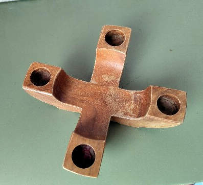 Kerzenhalter aus Holz, wohl Dänisch, als Adventskranzhalter schön mit Patina, 1960 VINTAGE