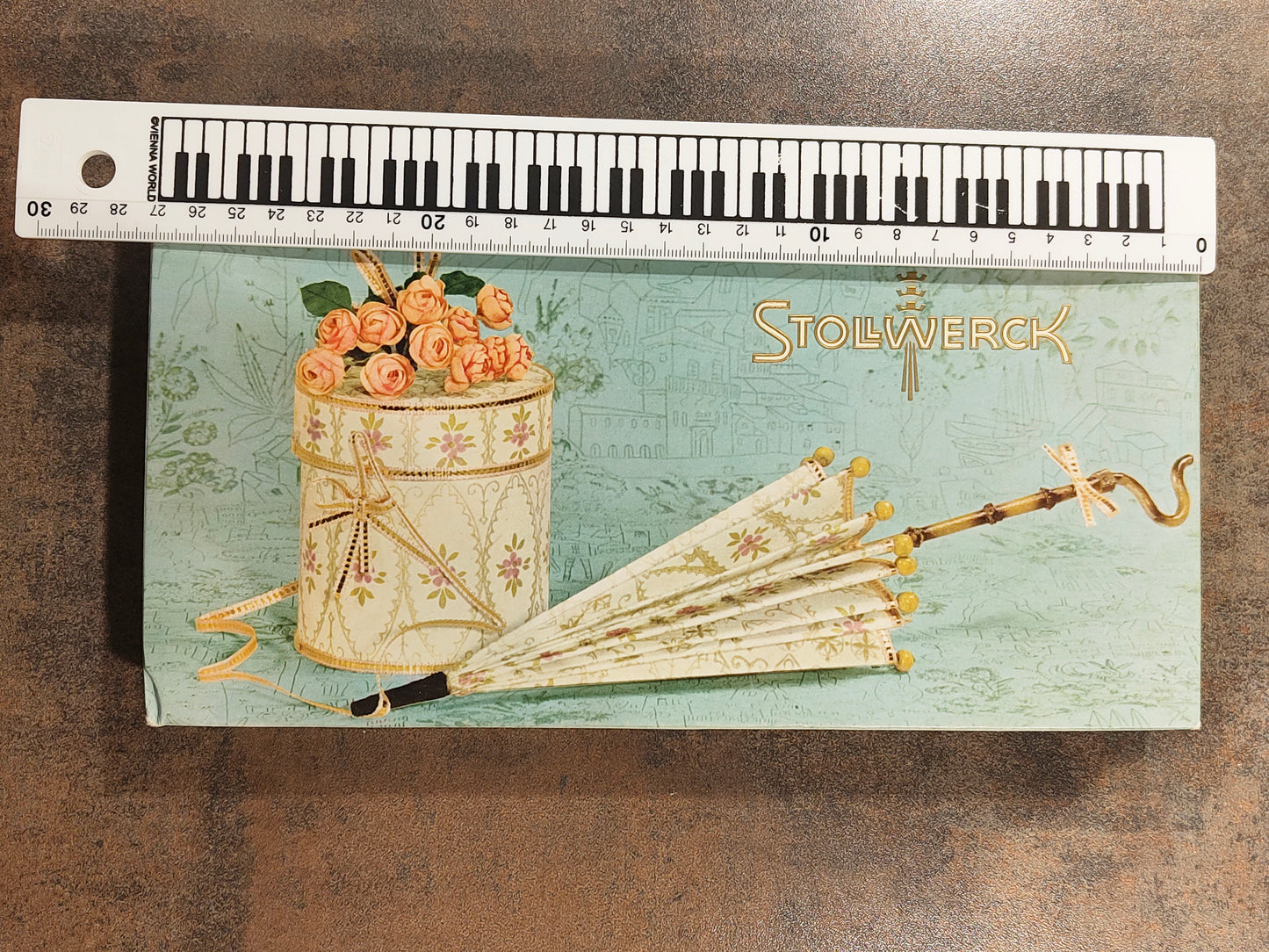 Vintage Wachsengel aus Aluminium in Stollwerk Pralinen Verpackung 1960er